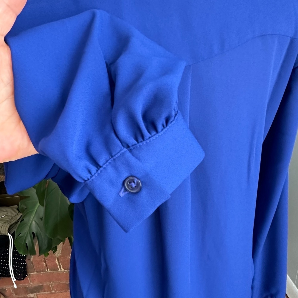🛍️ Ann Taylor Royal blue blouse excellent condition. - Picture 2 of 5